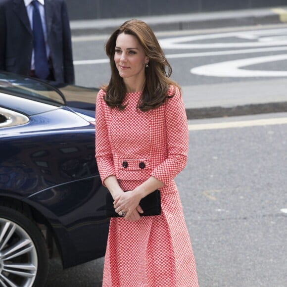 Kate Middleton, duchesse de Cambridge, vêtue d'une tenue Eponine, arrivant à l'école Trinity à Londres le 11 mars 2016 pour une rencontre avec l'association XLP.