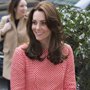 Kate Middleton, duchesse de Cambridge, vêtue d'une tenue Eponine, arrivant à l'école Trinity à Londres le 11 mars 2016 pour une rencontre avec l'association XLP.