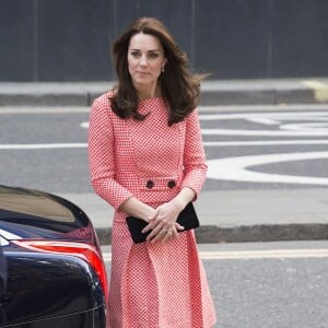 Kate Middleton, duchesse de Cambridge, vêtue d'une tenue Eponine, arrivant à l'école Trinity à Londres le 11 mars 2016 pour une rencontre avec l'association XLP.