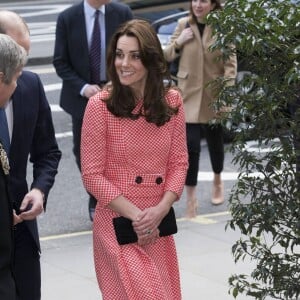 Kate Middleton, duchesse de Cambridge, vêtue d'une tenue Eponine, arrivant à l'école Trinity à Londres le 11 mars 2016 pour une rencontre avec l'association XLP.