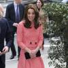 Kate Middleton, duchesse de Cambridge, vêtue d'une tenue Eponine, arrivant à l'école Trinity à Londres le 11 mars 2016 pour une rencontre avec l'association XLP.