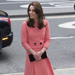 Kate Middleton, duchesse de Cambridge, vêtue d'une tenue Eponine, arrivant à l'école Trinity à Londres le 11 mars 2016 pour une rencontre avec l'association XLP.