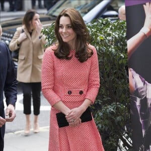 Kate Middleton, duchesse de Cambridge, vêtue d'une tenue Eponine, arrivant à l'école Trinity à Londres le 11 mars 2016 pour une rencontre avec l'association XLP.