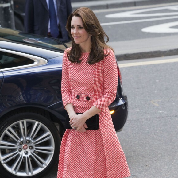 Kate Middleton, duchesse de Cambridge, vêtue d'une tenue Eponine, arrivant à l'école Trinity à Londres le 11 mars 2016 pour une rencontre avec l'association XLP.