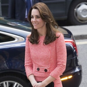 Kate Middleton, duchesse de Cambridge, vêtue d'une tenue Eponine, arrivant à l'école Trinity à Londres le 11 mars 2016 pour une rencontre avec l'association XLP.