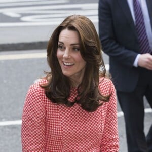 Kate Middleton, duchesse de Cambridge, vêtue d'une tenue Eponine, arrivant à l'école Trinity à Londres le 11 mars 2016 pour une rencontre avec l'association XLP.