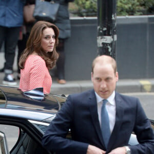 Le duc et la duchesse de Cambridge, vêtue d'une tenue Eponine, arrivant à l'école Trinity à Londres le 11 mars 2016 pour une rencontre avec l'association XLP qui aide les adolescents issus de quartiers défavorisés.