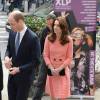 Le duc et la duchesse de Cambridge, vêtue d'une tenue Eponine, arrivant à l'école Trinity à Londres le 11 mars 2016 pour une rencontre avec l'association XLP qui aide les adolescents issus de quartiers défavorisés.