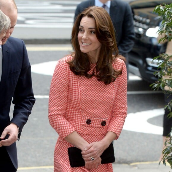 Le duc et la duchesse de Cambridge, vêtue d'une tenue Eponine, arrivant à l'école Trinity à Londres le 11 mars 2016 pour une rencontre avec l'association XLP qui aide les adolescents issus de quartiers défavorisés.