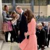 Le duc et la duchesse de Cambridge, vêtue d'une tenue Eponine, arrivant à l'école Trinity à Londres le 11 mars 2016 pour une rencontre avec l'association XLP qui aide les adolescents issus de quartiers défavorisés.