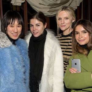 Laura Brown, Miroslava Duma et des amies, lors du dîner de Lewis Hamilton et Melvin Chua à La Réserve à Paris, le 07/03/2016