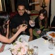 Wendi Deng, l'ex-femme de Rupert Murdoch, Lewis Hamilton et Miroslava Duma (Mira Duma) lors du dîner Lewis Hamilton et Melvin Chua à La Réserve à Paris, le 07/03/2016