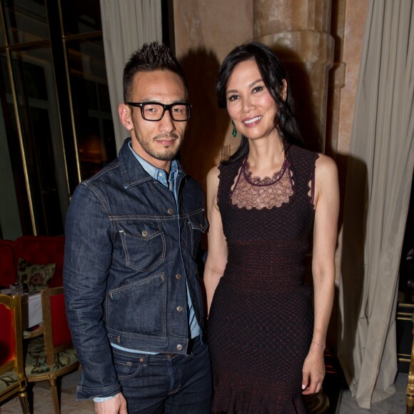 Hidetoshi Nakata et Wendi Deng, l'ex-femme de Rupert Murdoch lors du dîner Lewis Hamilton et Melvin Chua à La Réserve à Paris, le 07/03/2016