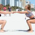 Jennifer Nicole Lee passe la journée sur la plage avec une amie à Miami le 11 Mars 2016