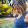 Emilie de Ravin a publié une photo d'elle enceinte de son premier enfant sur sa page Instagram à la fin du mois de février 2016. Elle a accouché d'une petite fille, le 12 mars 2016.