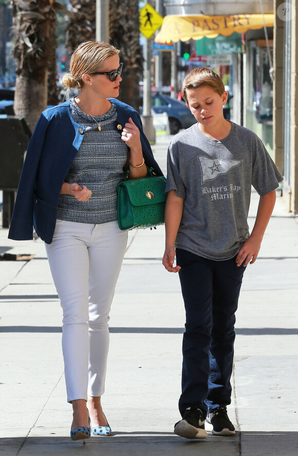 Reese Witherspoon se promène avec son fils Deacon Phillippe à Los Angeles, le 6 mars 2016