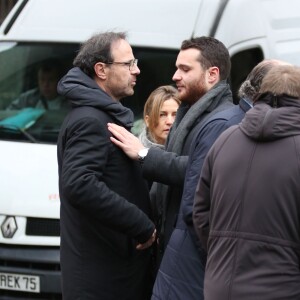 Semi-Exclusif - Marc Levy et son fils Louis lors des Obsèques de Raymond Levy (père de Marc Levy) au cimetière de Passy à Paris le 15 décembre 2014