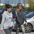  Lara Alvarez (à droite) se rendant à la salle de sport avec une amie le 14 mars 2016 à Madrid, juste après l'annonce de sa rupture avec Fernando Alonso. Elle ne porte plus la bague que le pilote de F1 lui a offerte. 