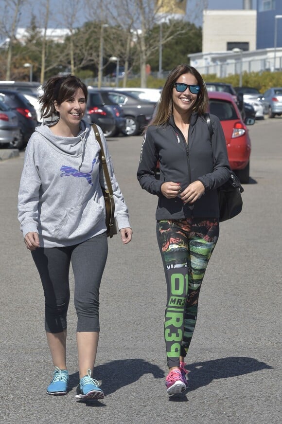 Lara Alvarez (à droite) se rendant à la salle de sport avec une amie le 14 mars 2016 à Madrid, juste après l'annonce de sa rupture avec Fernando Alonso. Elle ne porte plus la bague que le pilote de F1 lui a offerte.