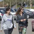  Lara Alvarez (à droite) se rendant à la salle de sport avec une amie le 14 mars 2016 à Madrid, juste après l'annonce de sa rupture avec Fernando Alonso. Elle ne porte plus la bague que le pilote de F1 lui a offerte. 