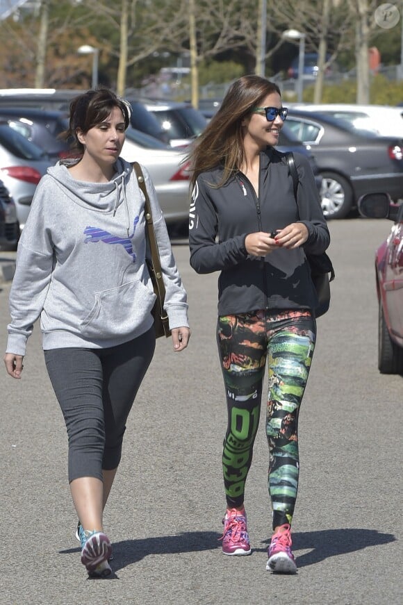 Lara Alvarez (à droite) se rendant à la salle de sport avec une amie le 14 mars 2016 à Madrid, juste après l'annonce de sa rupture avec Fernando Alonso. Elle ne porte plus la bague que le pilote de F1 lui a offerte.
