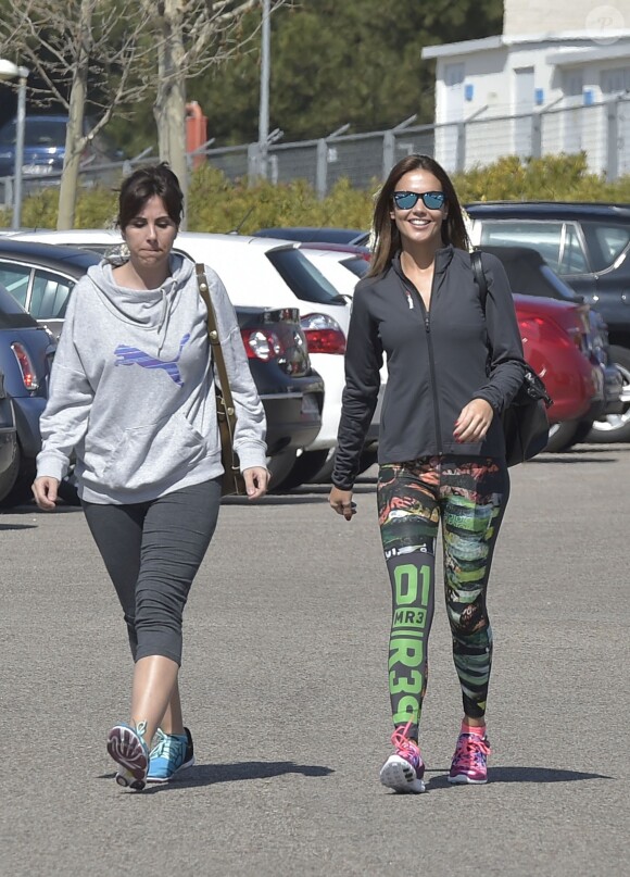 Lara Alvarez (à droite) se rendant à la salle de sport avec une amie le 14 mars 2016 à Madrid, juste après l'annonce de sa rupture avec Fernando Alonso. Elle ne porte plus la bague que le pilote de F1 lui a offerte.