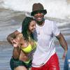 Exclusif - Le chanteur Ne-Yo et sa compagne Crystal Renay s'essayent au paddle boarding sans grand succès sur la plage à Maui, le 28 mai 2015