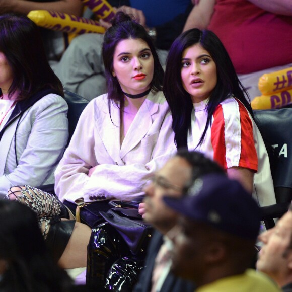 Kendall Jenner et sa soeur Kylie Jenner assistent au match qui opposent les Lakers de Los Angeles aux Kings de Sacramento au Staples Center de Los Angeles, le 15 mars 2016. Les Kings ont battu les Lakers.