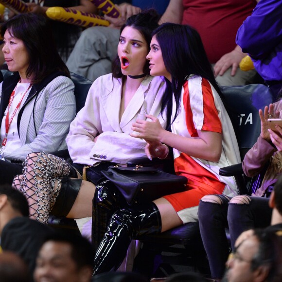 Kendall Jenner et sa soeur Kylie Jenner assistent au match qui opposent les Lakers de Los Angeles aux Kings de Sacramento au Staples Center de Los Angeles, le 15 mars 2016. Les Kings ont battu les Lakers.