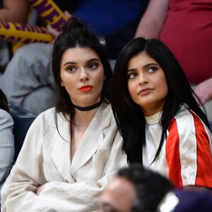 Kendall Jenner et sa soeur Kylie Jenner assistent au match qui opposent les Lakers de Los Angeles aux Kings de Sacramento au Staples Center de Los Angeles, le 15 mars 2016. Les Kings ont battu les Lakers.