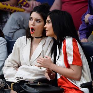 Kendall Jenner et sa soeur Kylie Jenner assistent au match qui opposent les Lakers de Los Angeles aux Kings de Sacramento au Staples Center de Los Angeles, le 15 mars 2016. Les Kings ont battu les Lakers.