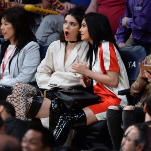 Kendall Jenner et sa soeur Kylie Jenner assistent au match qui opposent les Lakers de Los Angeles aux Kings de Sacramento au Staples Center de Los Angeles, le 15 mars 2016. Les Kings ont battu les Lakers.