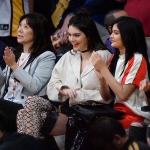 Kendall Jenner et sa soeur Kylie Jenner assistent au match qui opposent les Lakers de Los Angeles aux Kings de Sacramento au Staples Center de Los Angeles, le 15 mars 2016. Les Kings ont battu les Lakers.