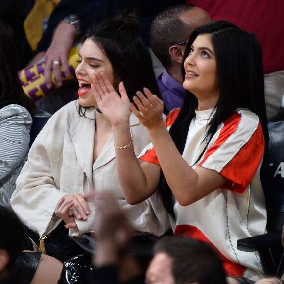 Kendall Jenner et sa soeur Kylie Jenner assistent au match qui opposent les Lakers de Los Angeles aux Kings de Sacramento au Staples Center de Los Angeles, le 15 mars 2016. Les Kings ont battu les Lakers.