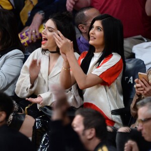 Kendall Jenner et sa soeur Kylie Jenner assistent au match qui opposent les Lakers de Los Angeles aux Kings de Sacramento au Staples Center de Los Angeles, le 15 mars 2016. Les Kings ont battu les Lakers.