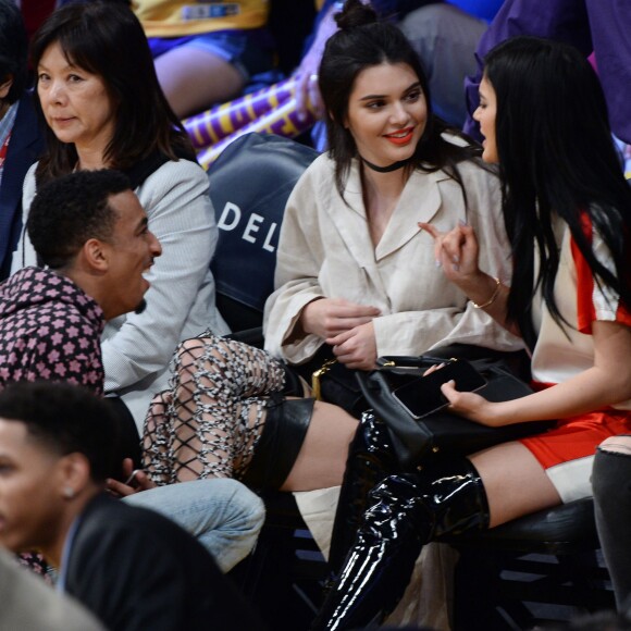 Kendall Jenner et sa soeur Kylie Jenner assistent au match qui opposent les Lakers de Los Angeles aux Kings de Sacramento au Staples Center de Los Angeles, le 15 mars 2016. Les Kings ont battu les Lakers.