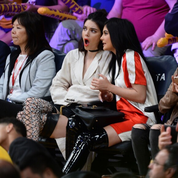 Kendall Jenner et sa soeur Kylie Jenner assistent au match qui opposent les Lakers de Los Angeles aux Kings de Sacramento au Staples Center de Los Angeles, le 15 mars 2016. Les Kings ont battu les Lakers.