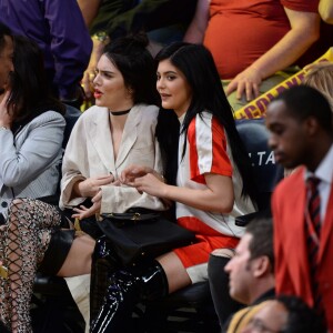 Kendall Jenner et sa soeur Kylie Jenner assistent au match qui opposent les Lakers de Los Angeles aux Kings de Sacramento au Staples Center de Los Angeles, le 15 mars 2016. Les Kings ont battu les Lakers.