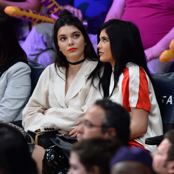Kendall Jenner et sa soeur Kylie Jenner assistent au match qui opposent les Lakers de Los Angeles aux Kings de Sacramento au Staples Center de Los Angeles, le 15 mars 2016. Les Kings ont battu les Lakers.