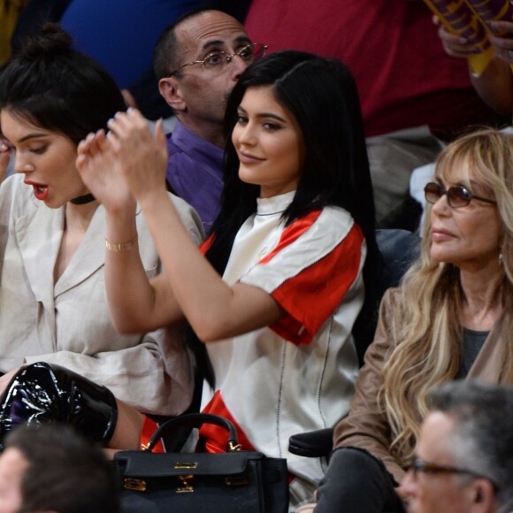 Kendall Jenner et sa soeur Kylie Jenner assistent au match qui opposent les Lakers de Los Angeles aux Kings de Sacramento au Staples Center de Los Angeles, le 15 mars 2016. Les Kings ont battu les Lakers.