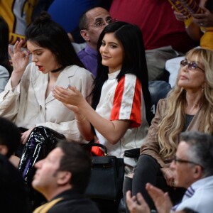 Kendall Jenner et sa soeur Kylie Jenner assistent au match qui opposent les Lakers de Los Angeles aux Kings de Sacramento au Staples Center de Los Angeles, le 15 mars 2016. Les Kings ont battu les Lakers.