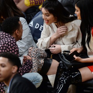 Kendall Jenner et sa soeur Kylie Jenner assistent au match qui opposent les Lakers de Los Angeles aux Kings de Sacramento au Staples Center de Los Angeles, le 15 mars 2016. Les Kings ont battu les Lakers.