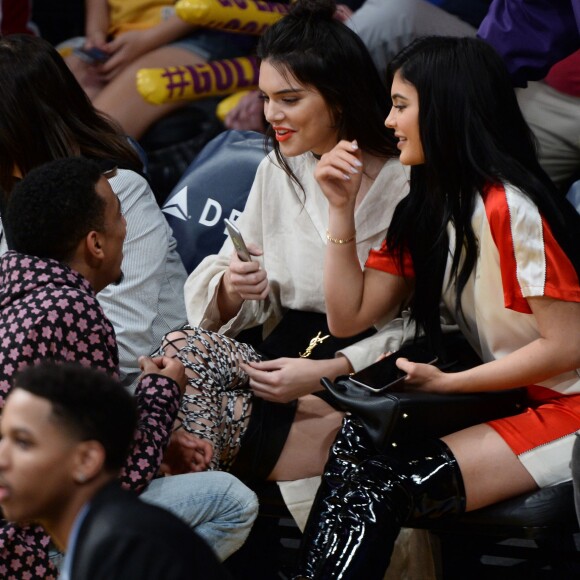 Kendall Jenner et sa soeur Kylie Jenner assistent au match qui opposent les Lakers de Los Angeles aux Kings de Sacramento au Staples Center de Los Angeles, le 15 mars 2016. Les Kings ont battu les Lakers.