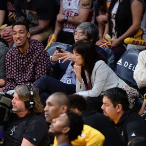 Kendall Jenner et sa soeur Kylie Jenner assistent au match qui opposent les Lakers de Los Angeles aux Kings de Sacramento au Staples Center de Los Angeles, le 15 mars 2016. Les Kings ont battu les Lakers.