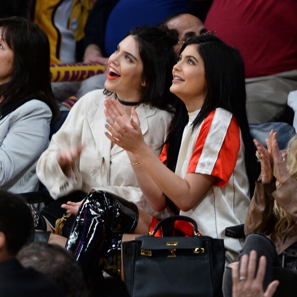 Kendall Jenner et sa soeur Kylie Jenner assistent au match qui opposent les Lakers de Los Angeles aux Kings de Sacramento au Staples Center de Los Angeles, le 15 mars 2016. Les Kings ont battu les Lakers.