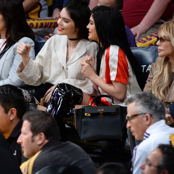 Kendall Jenner et sa soeur Kylie Jenner assistent au match qui opposent les Lakers de Los Angeles aux Kings de Sacramento au Staples Center de Los Angeles, le 15 mars 2016. Les Kings ont battu les Lakers.