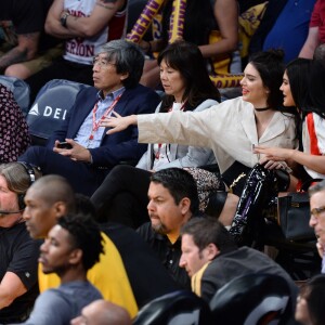 Kendall Jenner et sa soeur Kylie Jenner assistent au match qui opposent les Lakers de Los Angeles aux Kings de Sacramento au Staples Center de Los Angeles, le 15 mars 2016. Les Kings ont battu les Lakers.