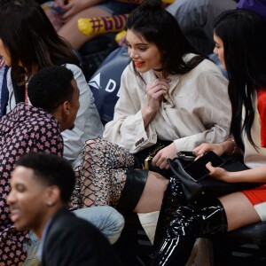 Kendall Jenner et sa soeur Kylie Jenner assistent au match qui opposent les Lakers de Los Angeles aux Kings de Sacramento au Staples Center de Los Angeles, le 15 mars 2016. Les Kings ont battu les Lakers.