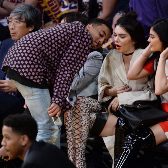 Kendall Jenner et sa soeur Kylie Jenner assistent au match qui opposent les Lakers de Los Angeles aux Kings de Sacramento au Staples Center de Los Angeles, le 15 mars 2016. Les Kings ont battu les Lakers.