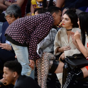 Kendall Jenner et sa soeur Kylie Jenner assistent au match qui opposent les Lakers de Los Angeles aux Kings de Sacramento au Staples Center de Los Angeles, le 15 mars 2016. Les Kings ont battu les Lakers.